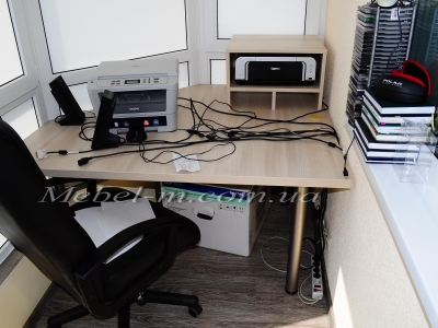 Стол на балконе