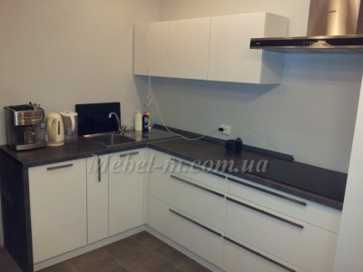 Кухня с крашенными фасадами хай тек