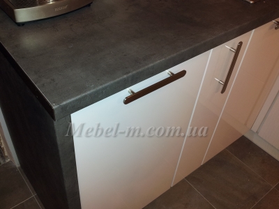 Кухня с крашенными фасадами хай тек