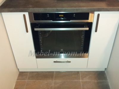 Кухня с крашенными фасадами хай тек