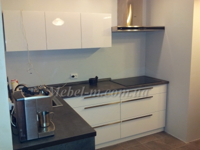 Кухня с крашенными фасадами хай тек