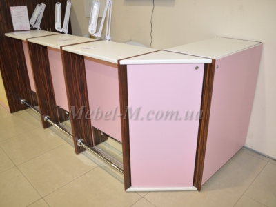 Торговая стойка для экспресс маникюра