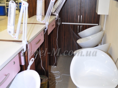 Торговая стойка для экспресс маникюра