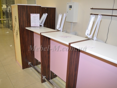 Торговая стойка для экспресс маникюра