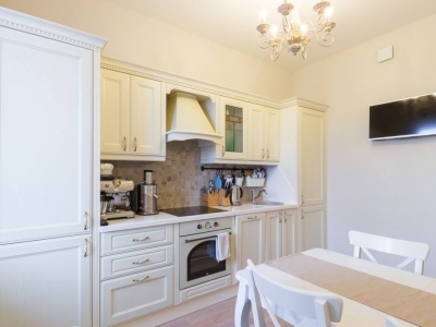 Светлая кухня для квартиры