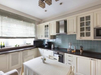 Белая угловая кухня с использование подоконника