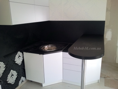 Белая глянцевая кухня на заказ в Киеве