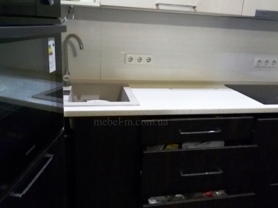 Прямая кухня в современном стиле