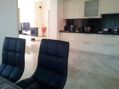 Кухня с глянцевыми белыми фасадами