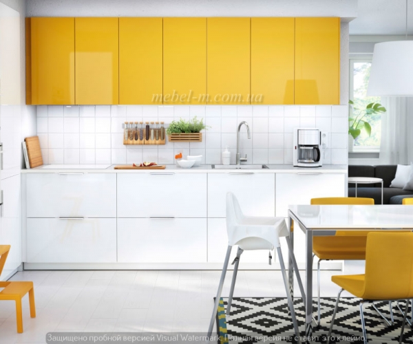 Кухня с глянцевыми фасадами