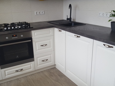 Белая кухня в стиле современная классика