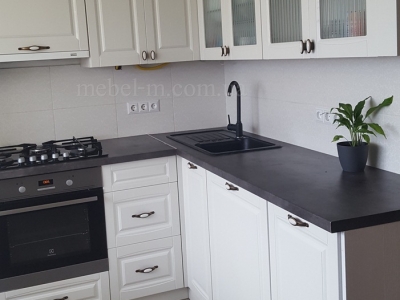 Белая кухня в стиле современная классика