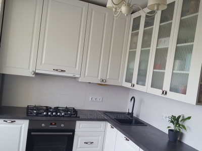 Белая кухня в стиле современная классика