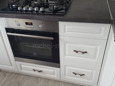 Белая кухня в стиле современная классика