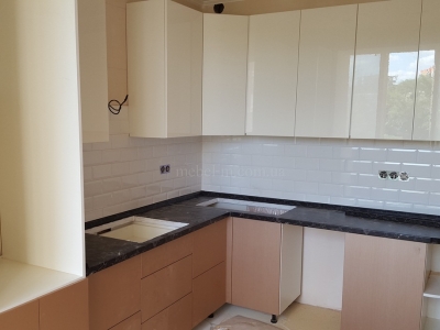 Кухня с глянцевыми фасадами на заказ