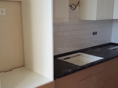 Кухня с глянцевыми фасадами на заказ