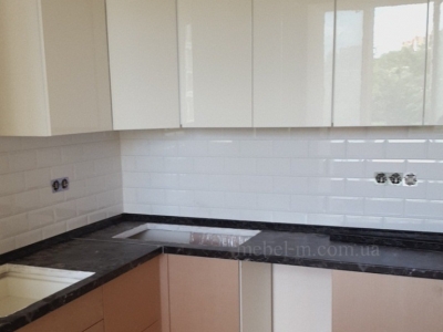 Кухня с глянцевыми фасадами на заказ