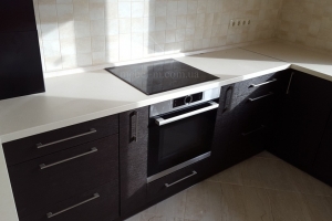 Кухня для частного дома с мойкой возле окна