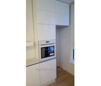 Угловая белая глянцевая кухня