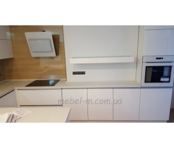 Угловая белая глянцевая кухня