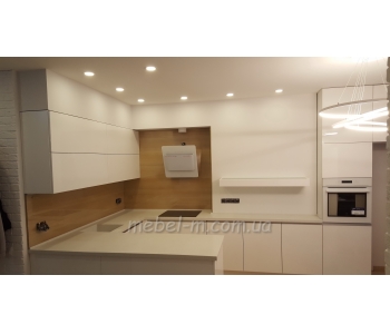 Угловая белая глянцевая кухня