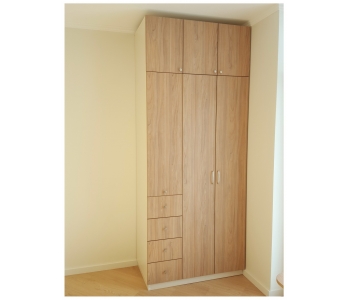 Детская мебель стол и шкаф