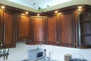 Кухня с деревянными фасадами на заказ