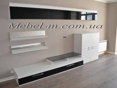 Домашняя стенка с крашенными глянцевыми фасадами