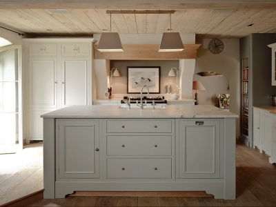 Светлая просторная кухня с барной стойкой