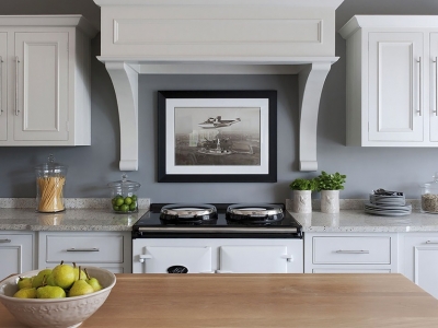 Светлая просторная кухня с барной стойкой