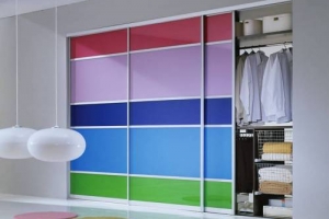 Шкаф купе с крашенным стеклом скинали