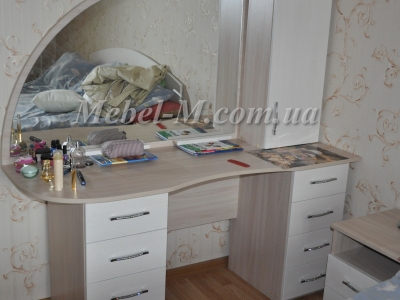 Стол с зеркалом - туалетный стол