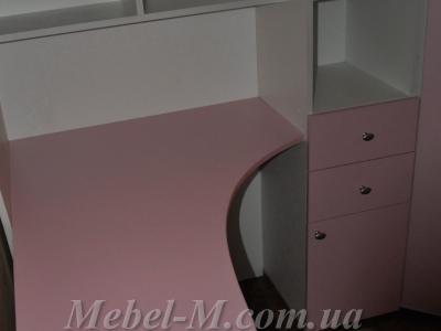 Детская кровать двухъярусная для девочки розовая с столиком