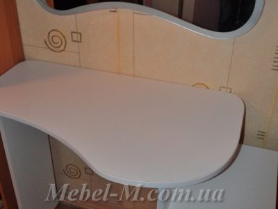 Детская кровать двухъярусная для девочки розовая с столиком