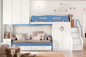 Детская комната в светлых тонах с двухъярусной кроватью