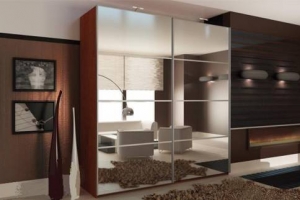 Шкаф купе с зеркальными дверями