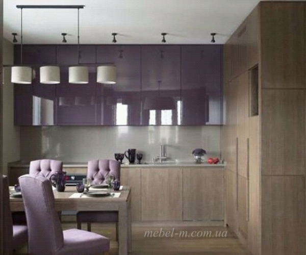 Кухня-студия в современном стиле с фиолетовыми фасадами