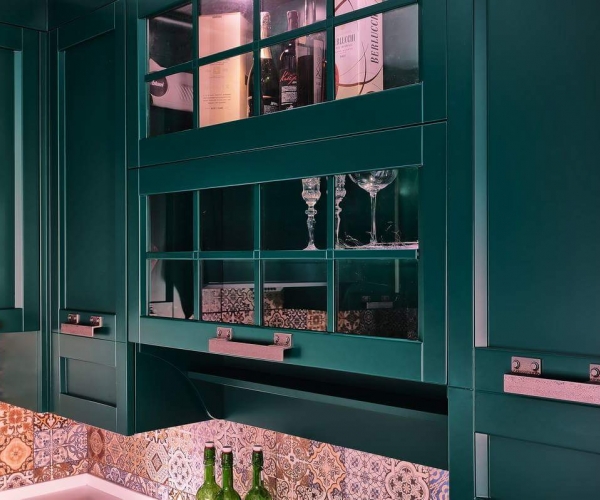 Кухня зеленого изумрудного цвета