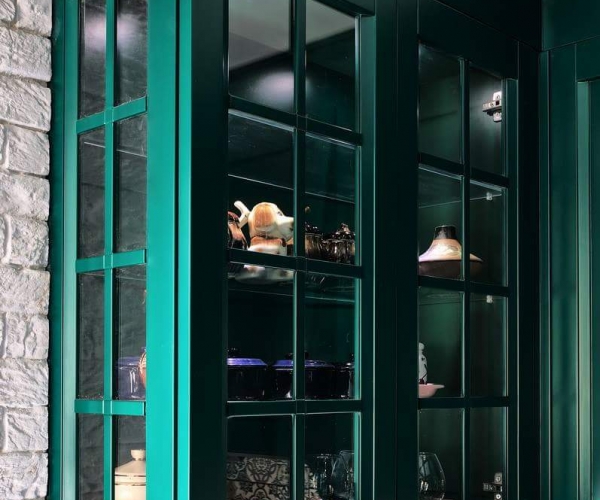 Кухня зеленого изумрудного цвета