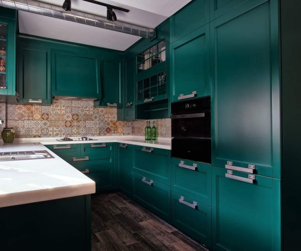 Кухня зеленого изумрудного цвета