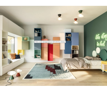 Комната с цветными полочками