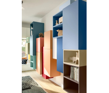 Комната с цветными полочками