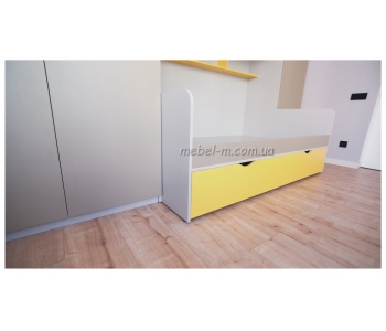 Двухъярусная детская кровать желтого цвета