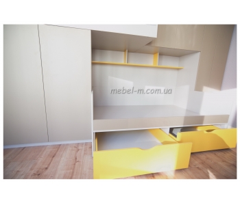 Двухъярусная детская кровать желтого цвета