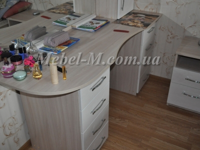 Стол с зеркалом - туалетный стол