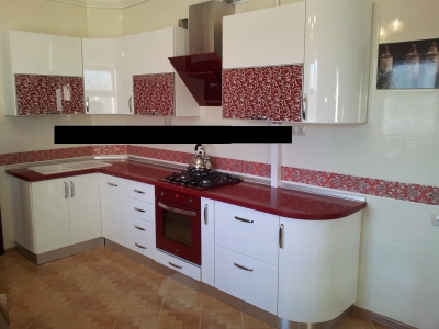 Кухня с радиусными глянцевыми фасадами и каменной столешницей