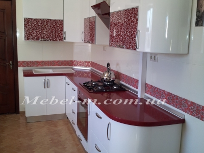 Кухня с радиусными глянцевыми фасадами и каменной столешницей