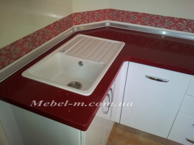 Кухня с радиусными глянцевыми фасадами и каменной столешницей