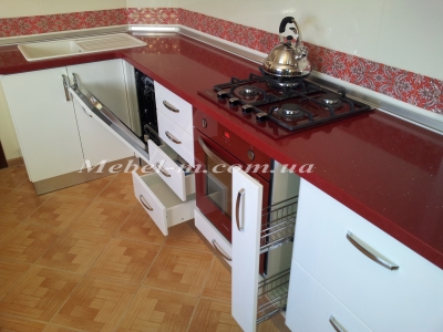 Кухня с радиусными глянцевыми фасадами и каменной столешницей