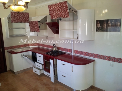 Кухня с радиусными глянцевыми фасадами и каменной столешницей